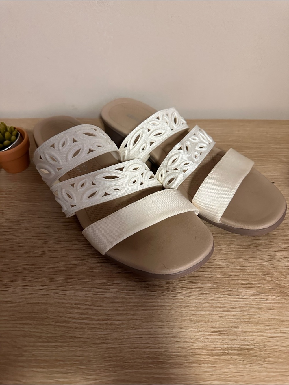 BZees x LifeStride Poppy Slide Sandals Cream Shimmer Size 9M EUC